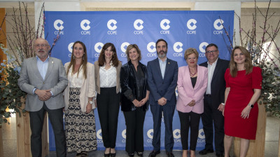 La directora de COPE Euskadi, Ana González, junto a la alcaldesa de Vitoria, Maider Etxebarría, y el consejero de Turismo, Comercio y Consumo del Gobierno vasco