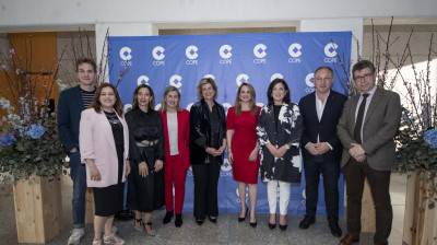 La directora de Ábside Media, Lucía Del Viso, junto a la teniente de alcaldesa, Beatriz Artolazabal, y otros cargos del PNV