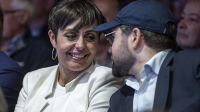 Animada conversación entre los poratvoces municipales de EH Bildu, Rocío Vitero, y del PP, Iñaki García Calvo