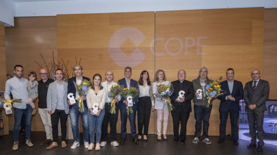 Foto de familia de los 6 premiados y los entregadores del galardón de COPE