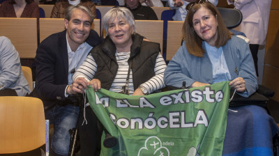 Miembros de Adela Euskal Herria con Raúl Pçerez, Premio Solidario por visibilizar la ELA