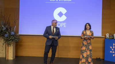 Roberto Arrillaga y Elisa López, presentadores y responsables de Deporte e Informativos de COPE Vitoria