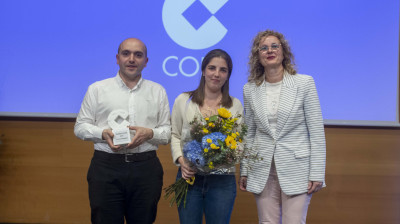 Premio Empresa a Olaia Gómez y Borja Balparda de Value Managment entregado por la teniente de diputado de Álava, Cristina González