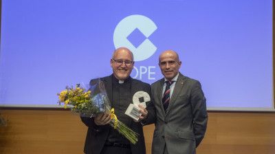 Premio Cultura al Museo Diocesano de Arte Sacro recogido por Unai Ibáñez, párroco de la Catedral María Inmaculada