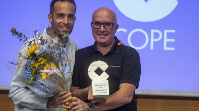 Premio Deporte a Iván Fernández entregado por Pablo Rodríguez de Volvo Arregi
