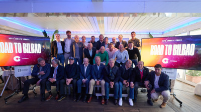Foto de familia con componentes del Athletic y de COPE