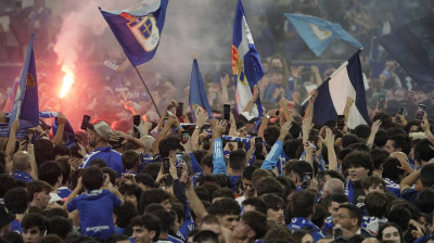 Miles de oviedistas, en el césped del Carlos Tartiere, celebrando el ascenso a Primera División