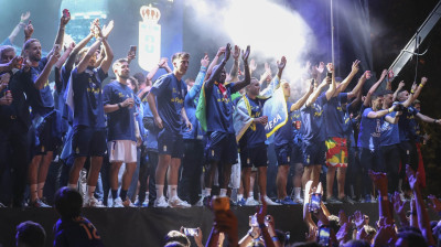 La plantilla del Real Oviedo celebra el ascenso a Primera División