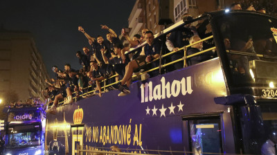 La plantilla del Real Oviedo celebra, en un autobús, el regreso a Primera División