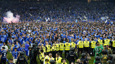 El césped del Carlos Tartiere, teñido de azul, con miles de oviedistas celebrando el regreso de su equipo a Primera División