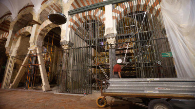CÓRDOBA, 02/09/2025.- Trabajos de restauración en la mezquita- catedral tras el incendio del 8 de agosto. El proyecto de restauración de la zona afectada por el incendio de la Mezquita-Catedral estará listo para su aprobación entre finales de septiembre e inicios de octubre, una vez que concluya la actuación de emergencia y se obtengan y analicen sus resultados. EFE/ Salas