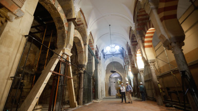 CÓRDOBA, 02/09/2025.- Trabajos de restauración en la mezquita- catedral tras el incendio del 8 de agosto. El proyecto de restauración de la zona afectada por el incendio de la Mezquita-Catedral estará listo para su aprobación entre finales de septiembre e inicios de octubre, una vez que concluya la actuación de emergencia y se obtengan y analicen sus resultados. EFE/ Salas