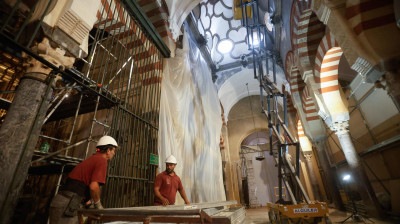CÓRDOBA, 02/09/2025.- Trabajos de restauración en la mezquita- catedral tras el incendio del 8 de agosto. El proyecto de restauración de la zona afectada por el incendio de la Mezquita-Catedral estará listo para su aprobación entre finales de septiembre e inicios de octubre, una vez que concluya la actuación de emergencia y se obtengan y analicen sus resultados. EFE/ Salas