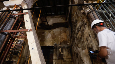 CÓRDOBA, 02/09/2025.- Trabajos de restauración en la mezquita- catedral tras el incendio del 8 de agosto. El proyecto de restauración de la zona afectada por el incendio de la Mezquita-Catedral estará listo para su aprobación entre finales de septiembre e inicios de octubre, una vez que concluya la actuación de emergencia y se obtengan y analicen sus resultados. EFE/ Salas