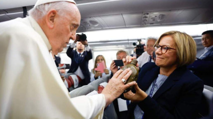 Eva Fernández saluda al Papa Francisco en uno de sus viajes