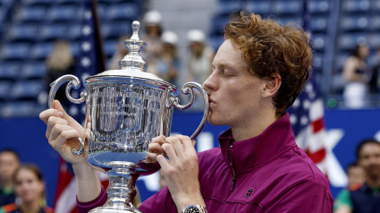 Jannik Sinner besa el trofeo del US Open tras vencer en la final a Taylor Fritz.