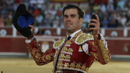 Rubén Pinar paseando la última oreja este martes de la Feria de Albacete