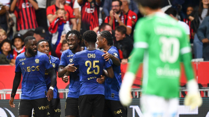 Los jugadores del Niza celebran uno de los ocho goles en el partido contra el Saint-Étienne.