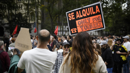 Varias personas durante una manifestación para denunciar el precio de los alquileres