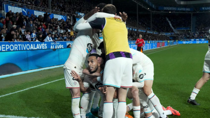 Los jugadores del Valladolid celebran el 1-3 anotado por Anuar.