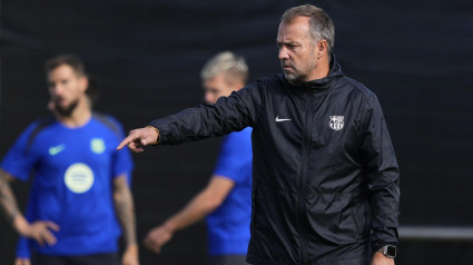 El entrenador del FC Barcelona, Hansi Flick, durante el entrenamiento que el equipo azulgrana