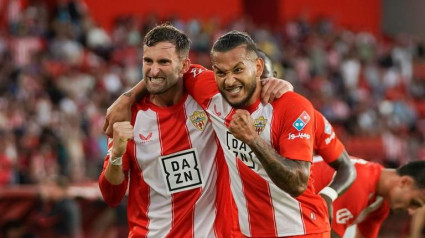 Leo Baptistao y Luis Suárez celebran uno de los goles del Almería contra el Albacete.