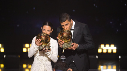 Rodri y Aitana posan con el balón de oro