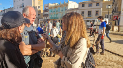 Los guardias civiles retirados, en Chiva, con Pilar García Muñiz