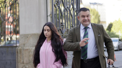 Katy Silva llega al juicio con su abogado, Luciano Prado