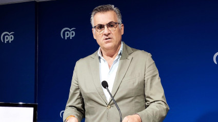 El vicesecretario de Organización del PP de Extremadura, José Manuel García Ballestero, en una rueda de prensa en la sede regional del partido.