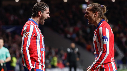 De Paul celebra con Griezmann el primer gol del Atlético de Madrid frente al Sevilla, en LaLiga