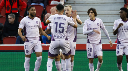 Van de Beek celebra su gol con sus compañeros