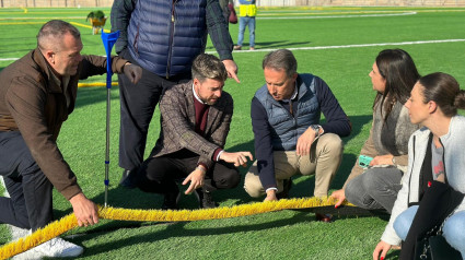 Autoridades locales y regionales visitan las obras de instalación de césped en el Alfonso Embarre de Lorca