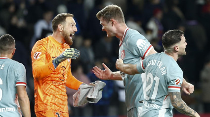 Oblak y Sorloth celebran la victoria del Atlético ante el Barcelona