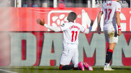 Lukebakio celebra tras anotar un gol ante el Girona