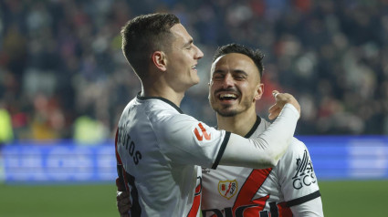 Álvaro García celebra con De Frutos el 1-0 del Rayo contra el Valladolid.