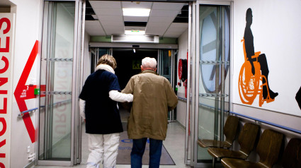 Un hombre abandona la sala de emergencias de un hospital