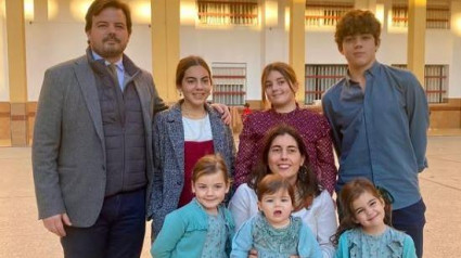 Inés y Daniel, padres de familia numerosa, junto a sus seis hijos