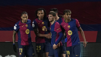 Los jugadores del Barcelona celebran el cuarto gol