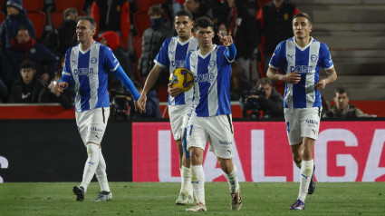 Los jugadores del Alavés celebran el 1-1 contra el Mallorca.