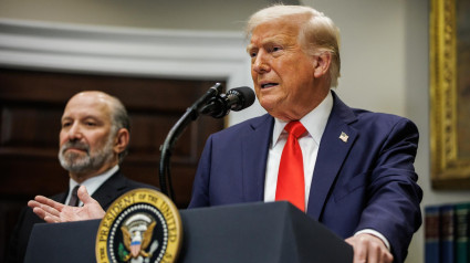 El presidente de Estados Unidos, Donald Trump, junto a su secretario de Comercio, Howard Lutnick,
