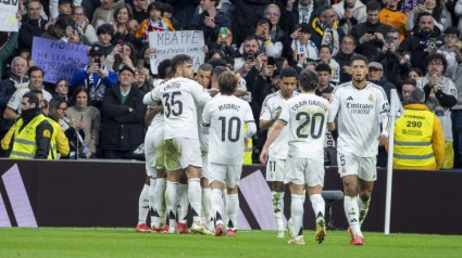 Los jugadores del Real Madrid celebran el primer gol de Mbappé en el partido ante el Rayo