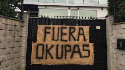 Pancarta contra los okupas