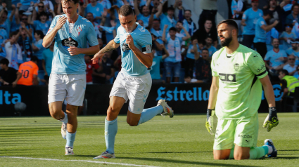 VIGO (PONTEVEDRA), 23/08/2024.- El delantero del Celta Iago Aspas (c) celebra tras marcar el segundo gol ante el Valencia, durante el partido de Liga en Primera División que Celta y Valencia CF disputan este viernes en el estadio de Balaídos, en Vigo. EFE/Salvador Sas