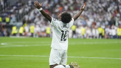 MADRID, 25/08/2024.- El delantero brasileño del Real Madrid Endrick celebra el gol marcado ante el Real Valladolid, tercero para el equipo, durante el partido de la segunda jornada de Liga que Real Madrid y Real Valladolid disputan esta tarde en el estadio Santiago Bernabéu. EFE/Borja Sánchez-Trillo