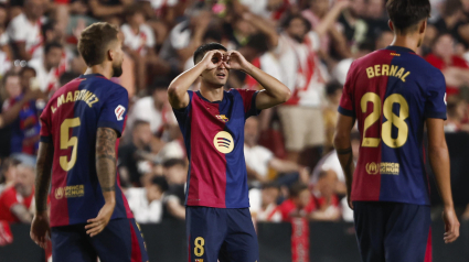 MADRID, 27/08/2024.- El centrocampista del FC Barcelona Pedri (c) celebra su gol durante el partido de la tercera jornada de Liga en Primera División que Rayo Vallecano y FC Barcelona disputan este martes en el estadio de Vallecas, en Madrid. EFE/SERGIO PÉREZ