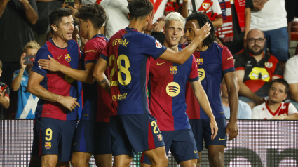 MADRID, 27/08/2024.- El centrocampista del FC Barcelona Dani Olmo (2d) celebra su gol durante el partido de la tercera jornada de Liga en Primera División que Rayo Vallecano y FC Barcelona disputan este martes en el estadio de Vallecas, en Madrid. EFE/Mariscal