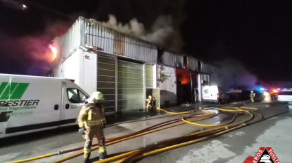 Los bomberos de Vitoria intervienen en un incnedio en un pabellón industrial