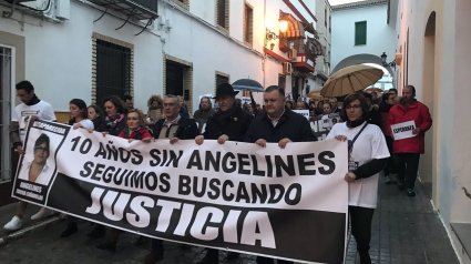 02/03/2018 Unas mil personas han asistido a la manifestación con motivo de los diez años de la desaparición de Ángeles Zurera, mujer desaparecida el 2 de marzo de 2008 en Córdoba. En este tiempo, el único investigado ha sido su exmarido; por su parte, la Audiencia Provincial ha confirmado el archivo provisional del caso.
POLITICA ANDALUCÍA ESPAÑA EUROPA CÓRDOBA
FAMILIA DE ANGELES ZURERA