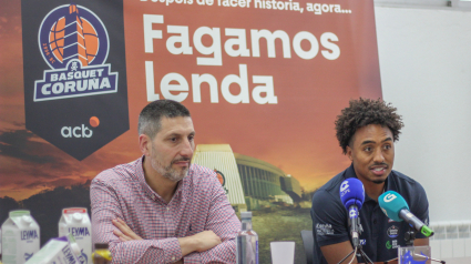 Brandon Taylor, en su presentación con el Leyma Coruña, junto al director deportivo Charlie Uzal.